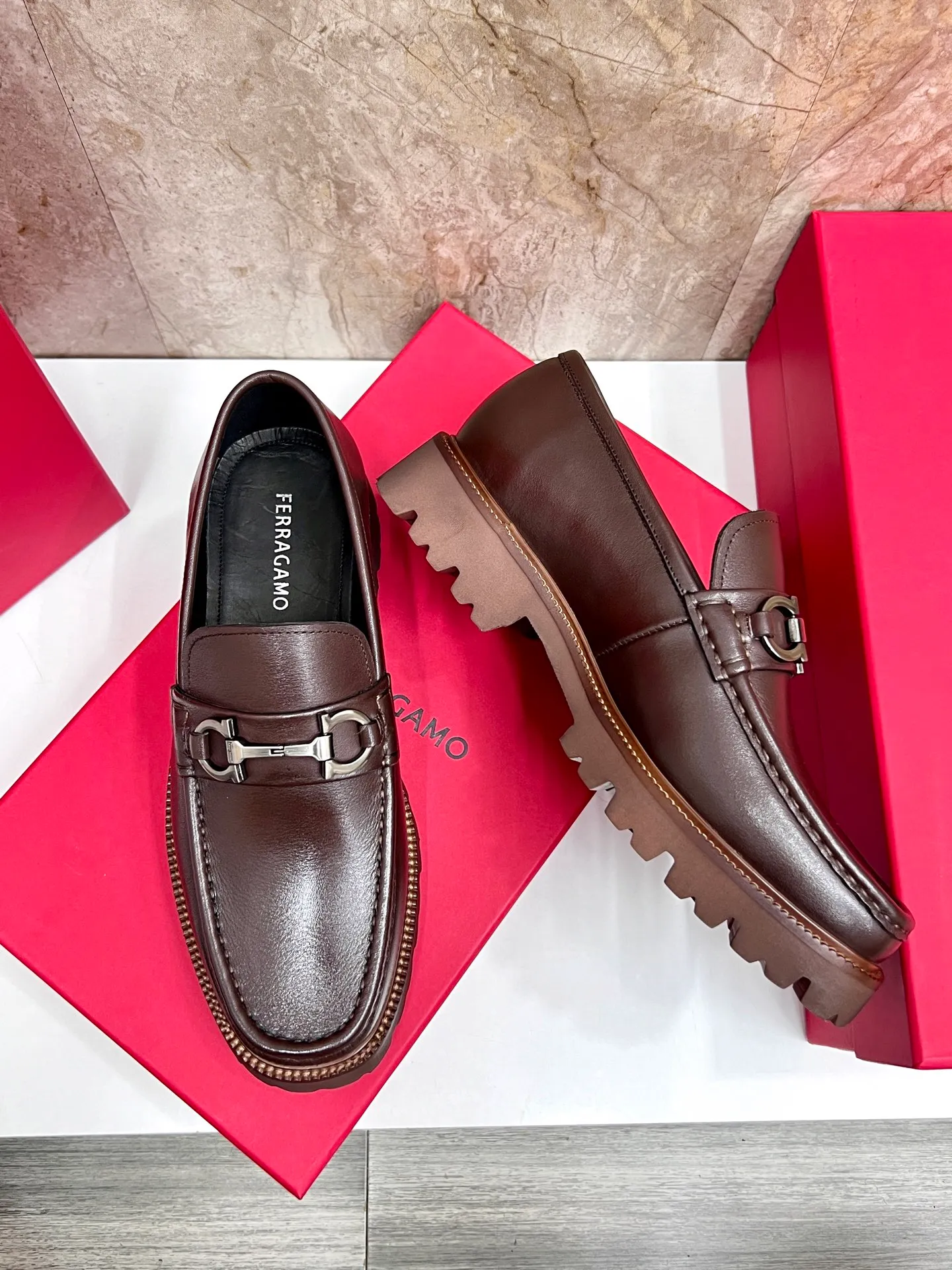 Original quality P580 Brand: Ferragamo Standard size: Men's size 38/44 (45.46 can be customized) Grade: Same style as the official website High-quality men's shoes Material: Customized first-layer calfskin with water-dyed cowhide lining Cowhide tiptoe Original non-slip and wear-resistant rubber outsole Style category: Men's formal business leather shoes are young and fashionable European and American trends British style Casual matching and comfortable feet Color: actual picture